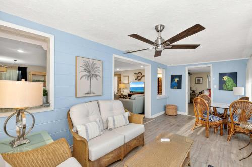 Khu vực ghế ngồi tại Tranquil Pool Home in Sarasota