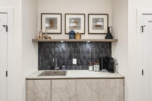 Fotografie z fotogalerie ubytování Designer 3-Bedroom Home with King Bed, Family-Friendly, Columbia Heights ve Washingtonu