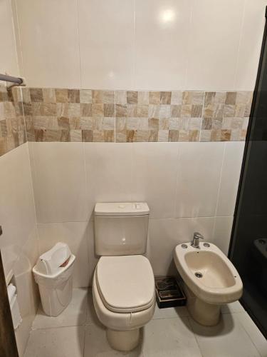 a small bathroom with a toilet and a sink at departamento in Fernando de la Mora