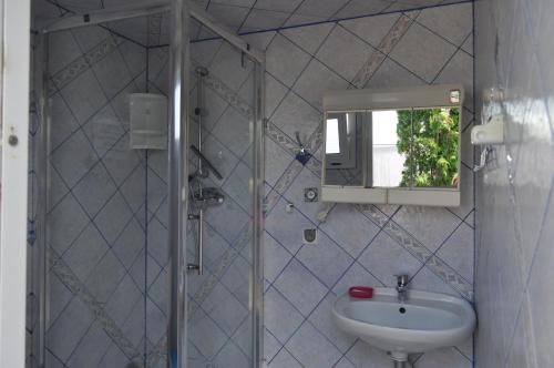 a bathroom with a sink and a mirror at Caravans Magda in Niechorze