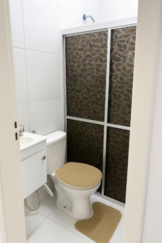 a bathroom with a toilet and a glass shower at Aluguel para Cop 30 - Residencial Manoel Rodrigues Filho com 05 aptos - Recém construído, primeira locação in Belém