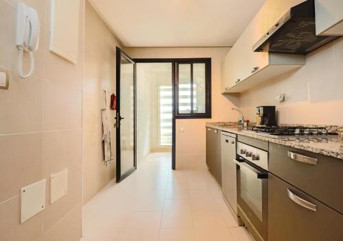 Η κουζίνα ή μικρή κουζίνα στο Le Majorelle - Apartment with pool & beach
