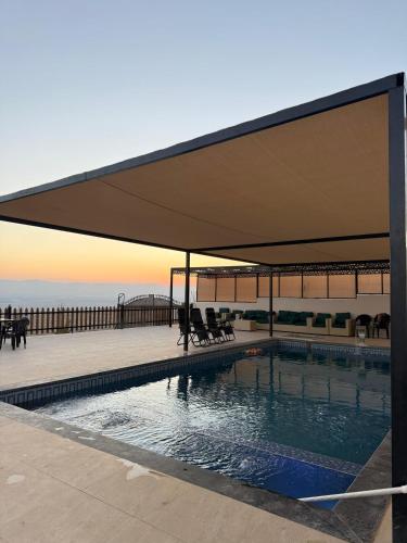 Πισίνα στο ή κοντά στο شاليه ومزرعة طبقة فحل Chalet Pella
