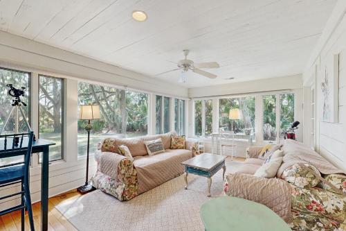 ein Wohnzimmer mit Sofa und Tisch in der Unterkunft Golf Shores 438 in Seabrook Island