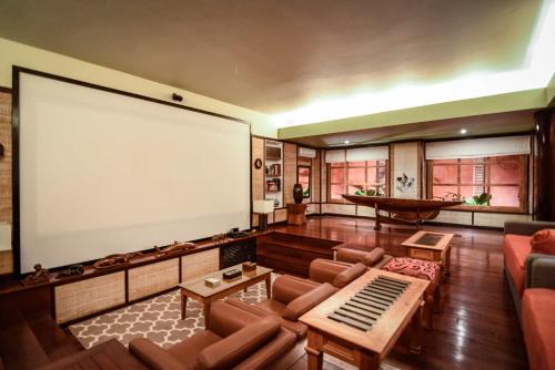 una gran pantalla de proyección en la sala de estar en VILLA ESPLENDOROSA At Los Destiladeros, en Los Destiladeros