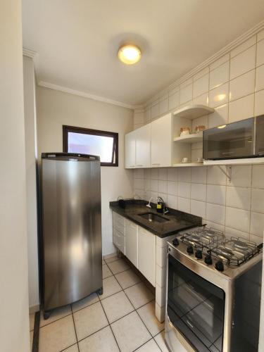 een keuken met een roestvrijstalen koelkast en een fornuis bij Apto 237 super bem localizado in Ribeirão Preto