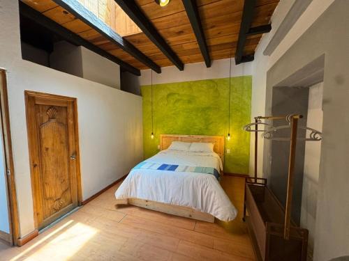 Ένα ή περισσότερα κρεβάτια σε δωμάτιο στο Nomadika Hostel
