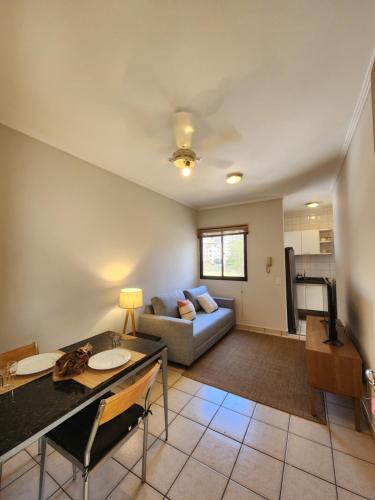 een woonkamer met een bank en een tafel bij Apto 237 super bem localizado in Ribeirão Preto