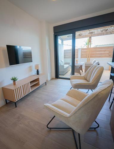 sala de estar con 4 sillas y TV en T2 cosy proche nature et centre- La Verrière, en La Possession