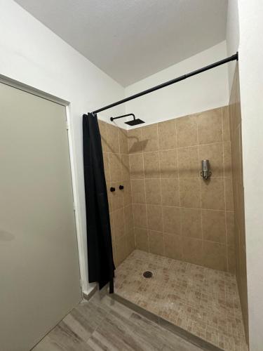 Un baño de AIFA Airport security-privacy-comfort