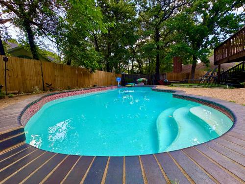 een zwembad in een tuin met een houten hek bij Epic Location Cool Pool, 6Flags, Rangers, Cowboys in Fort Worth
