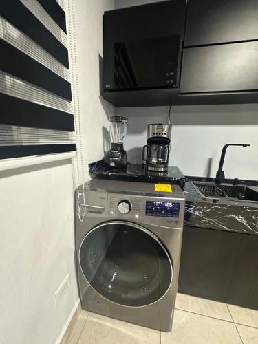 Una cocina o zona de cocina en AIFA Airport security-privacy-comfort
