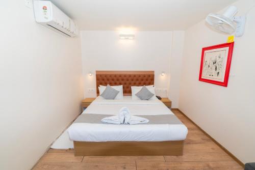 Postel nebo postele na pokoji v ubytování Hotel Royal Samrat Residency Manyata Tech Park