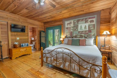 ein Schlafzimmer mit einem Bett und einer Holzdecke in der Unterkunft Heartwood in Sevierville