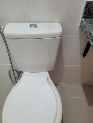 een badkamer met een wit toilet in een kamer bij Apartamento mobiliado com piscina in Ananindeua
