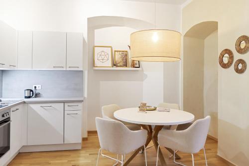 Moderne Zwei Zimmer Altbauwohnung im Stadtkern