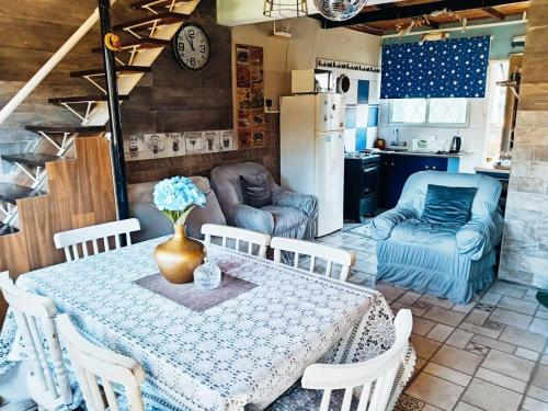 una cucina e una sala da pranzo con tavolo e sedie di Alma de Spa heated pool a Bella Vista