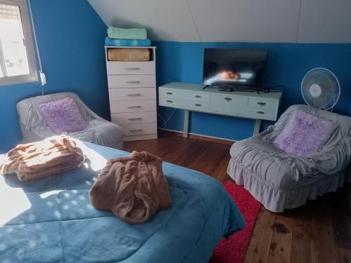 una stanza con due letti, una scrivania e una TV di Alma de Spa heated pool a Bella Vista