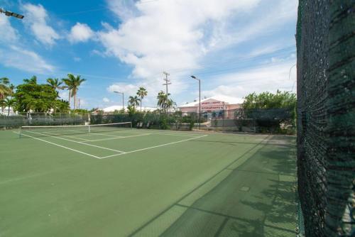 Tenis a/nebo squash v ubytování Smb Condo At Cayman Reef Resort nebo okolí