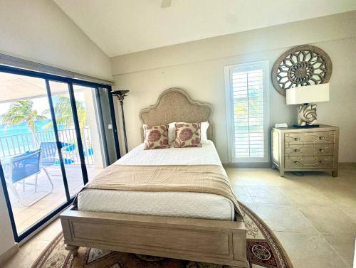 Postel nebo postele na pokoji v ubytování Smb Condo At Cayman Reef Resort