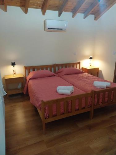 Postel nebo postele na pokoji v ubytování Platres Mountain Cottage