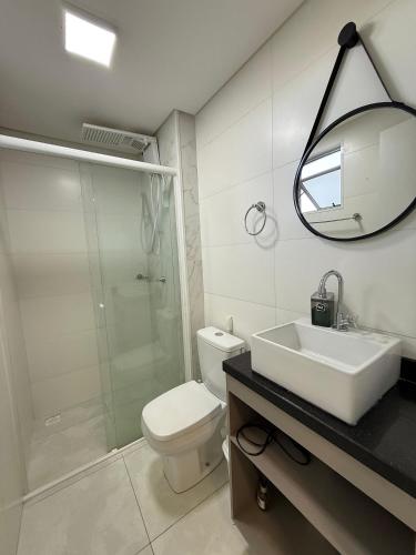 a bathroom with a toilet and a sink and a shower at Studio Charmoso para até 6 pessoas - SPMB02 in Guarapuava