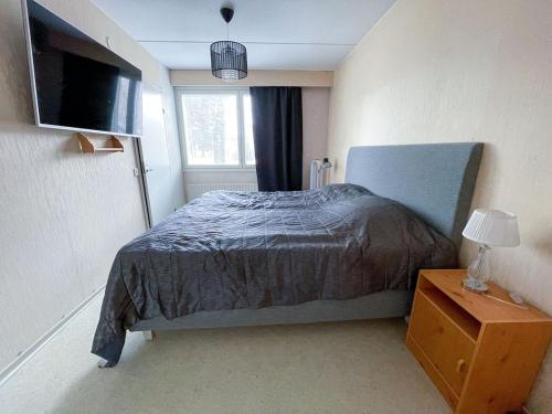 a small bedroom with a bed and a window at Ground floor 3 bedroom apartment, free parking in Oulu