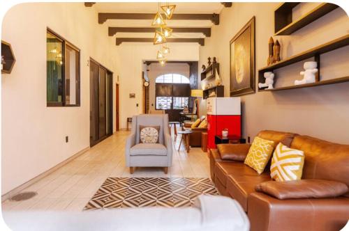 a living room with a couch and a chair at LA HIDALGO Departamento 3 in Chapala