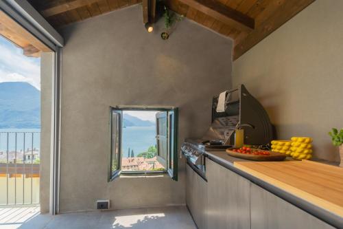 Η κουζίνα ή μικρή κουζίνα στο Villa Donatella with Private SPA & Infinity Pool by Rent All Como