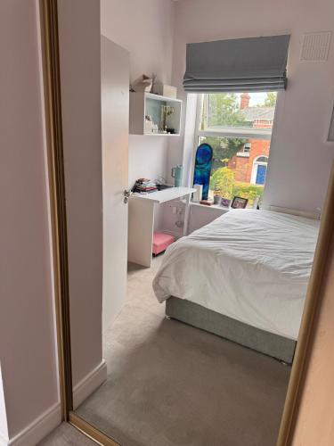 Modern Georgian Apartmentにあるベッド
