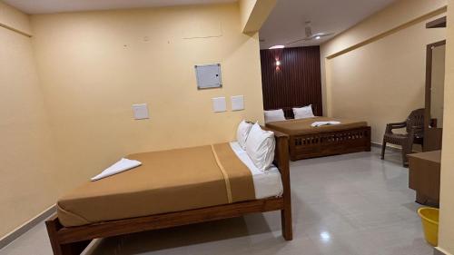 Ένα ή περισσότερα κρεβάτια σε δωμάτιο στο JR Residency-A Budget Luxury Stay