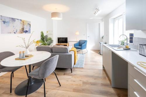 TV a/nebo společenská místnost v ubytování Cozy One Bed Flat at Dawe Luxury Suites - An Entire Apartment near Ely Cathedral & Train Station - The Perfect Base to Explore Ely, Cambridge, Norfolk & London - 2 Guests Max & Pet Friendly