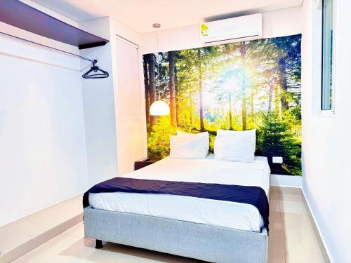 Playa Norte Hotel في كارتاهينا دي اندياس: غرفة نوم بها سرير ونافذة