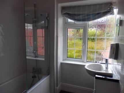 łazienka z umywalką i oknem w obiekcie The Quay Inn w mieście Minehead
