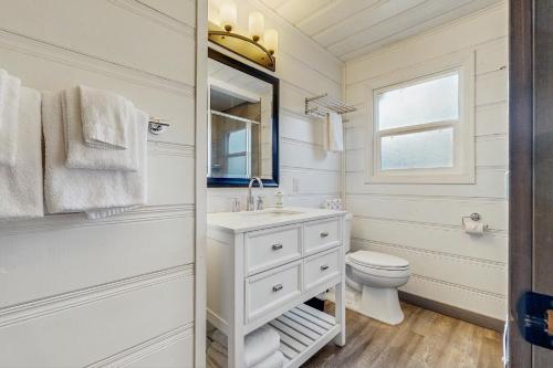 サウス・レイクタホにあるManzanita Holiday 4の洗面台とトイレを備えた白いバスルーム