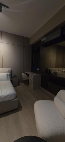 a hotel room with two beds and a desk at La Residence Panamá in Panama City