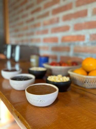 Un mostrador con cuencos de comida sobre una mesa. en Periko´s Youth Hostel, en San Carlos de Bariloche