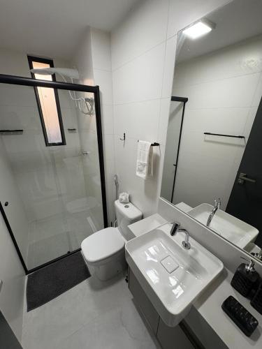 un bagno con wc, lavandino e doccia di Melhores Flats - Jacuzzi privativa, beira-mar a Cabedelo
