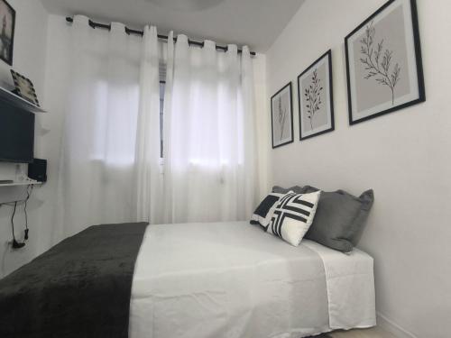 Giường trong phòng chung tại Apê Pretinho Básico - República - Centro Histórico