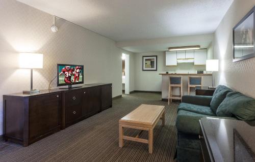 Χώρος καθιστικού στο Red Roof Inn & Suites DeKalb