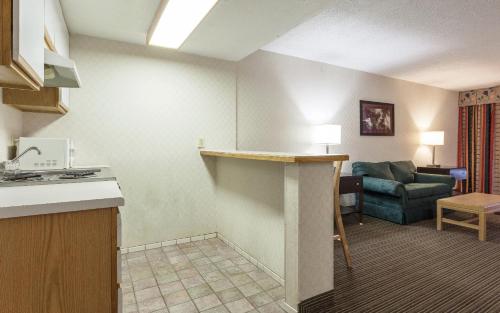 Χώρος καθιστικού στο Red Roof Inn & Suites DeKalb