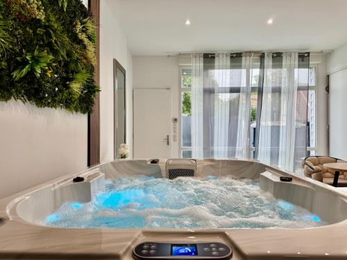 Gambar di galeri bagi Spa jacuzzi Val d'oise Paris di Saint-Leu-la-Forêt