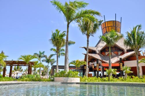 a resort with a swimming pool and palm trees at Villa del Palmar Cancun Luxury Beach Resort & Spa in Cancún