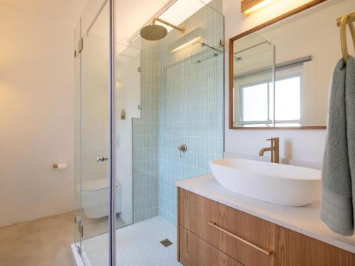 Koupelna v ubytování Santorini at Beachfront Apartments in Shakas Rock