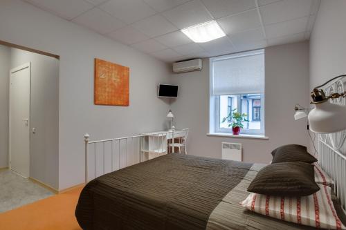 een slaapkamer met een bed en een raam bij Liberty in Rīga