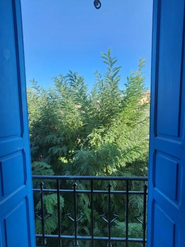 une porte ouverte avec vue sur un arbre dans l'établissement Les sureaux, à Perpignan