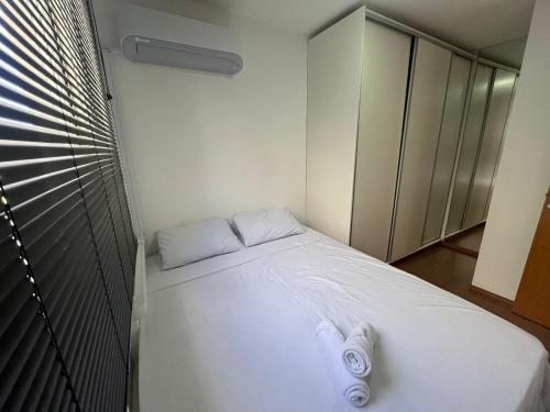เตียงในห้องที่ Novo na Gleba - com ar Lazer Completo - piscina - academia