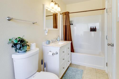 Ένα μπάνιο στο Las Cruces Home with Fenced Yard Recently Remodeled
