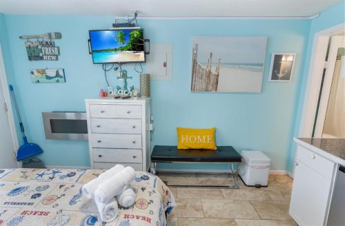 Katil atau katil-katil dalam bilik di North Myrtle Oceanview Studio Pool Dogs Allowed!
