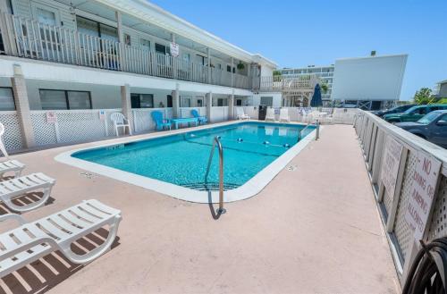 マートルビーチにあるNorth Myrtle Oceanview Studio Pool Dogs Allowed!の隣のスイミングプール(椅子付)